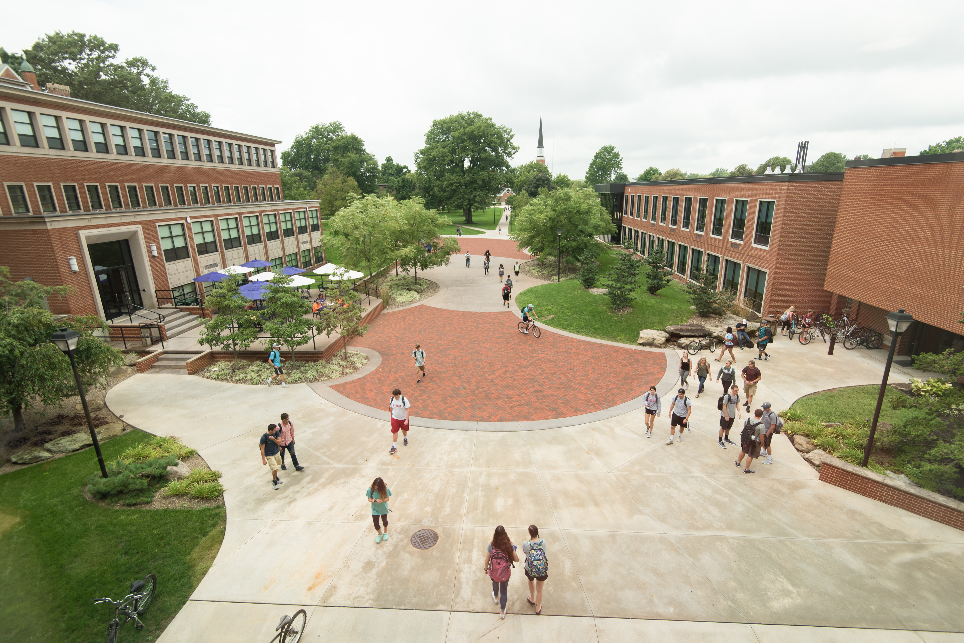 Mount Union Students walking through campus