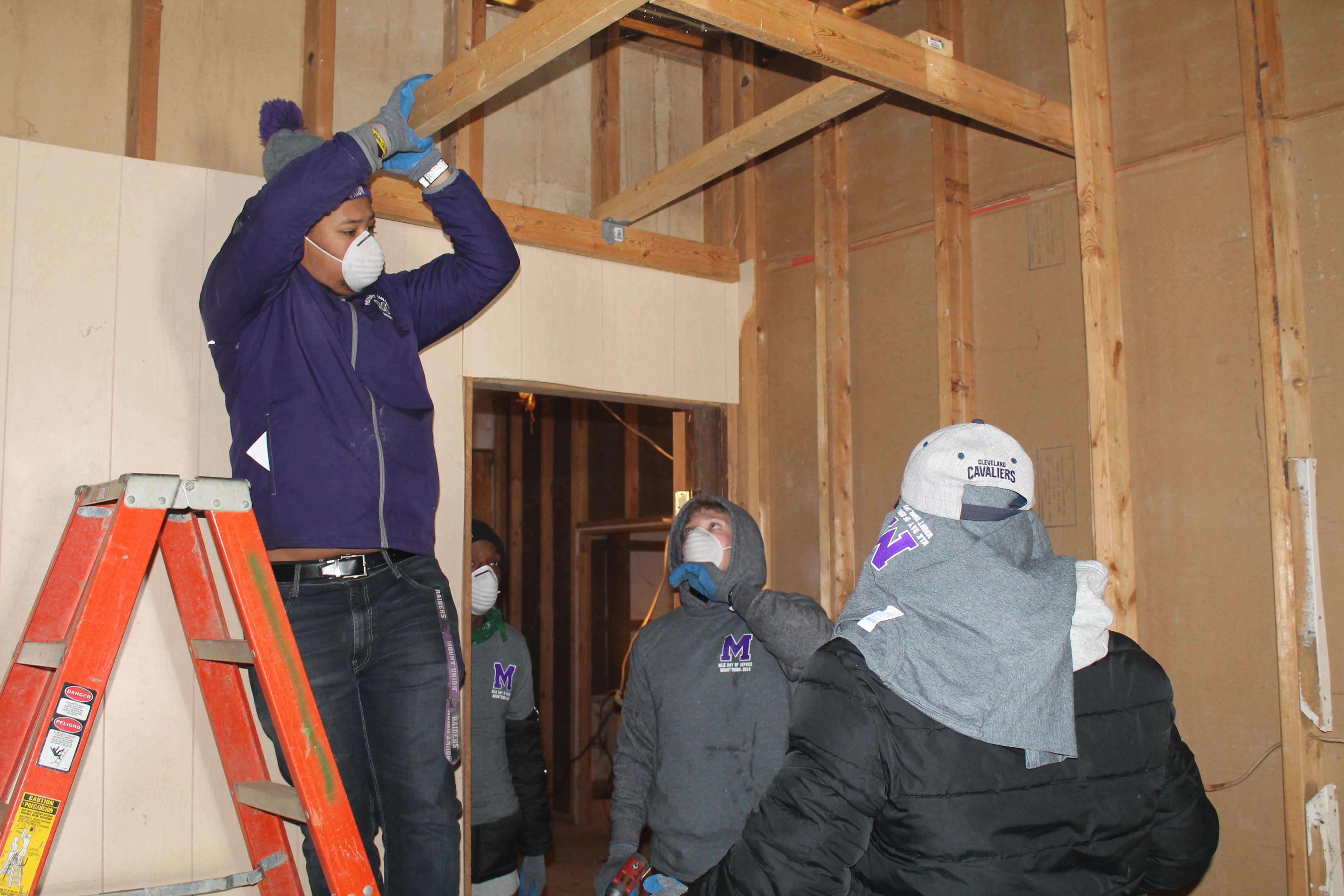 students doing volunteer construction