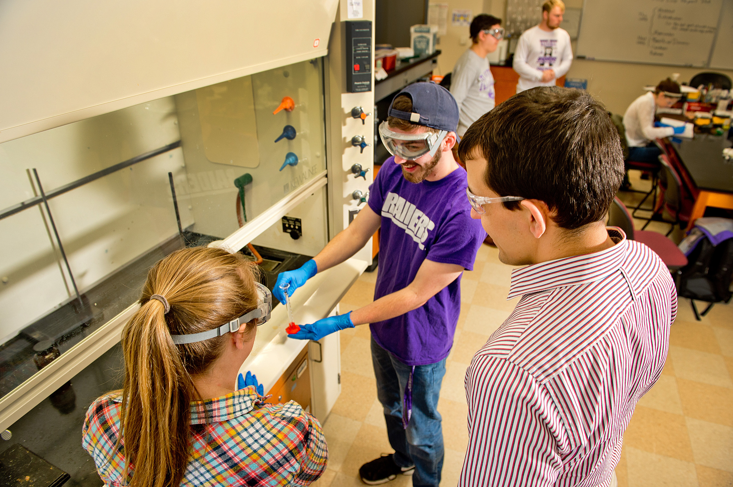 Mount Union students in a chemistry lab 