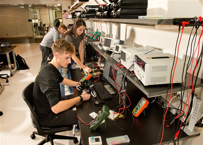 Mount Union students working in an engineering lab.