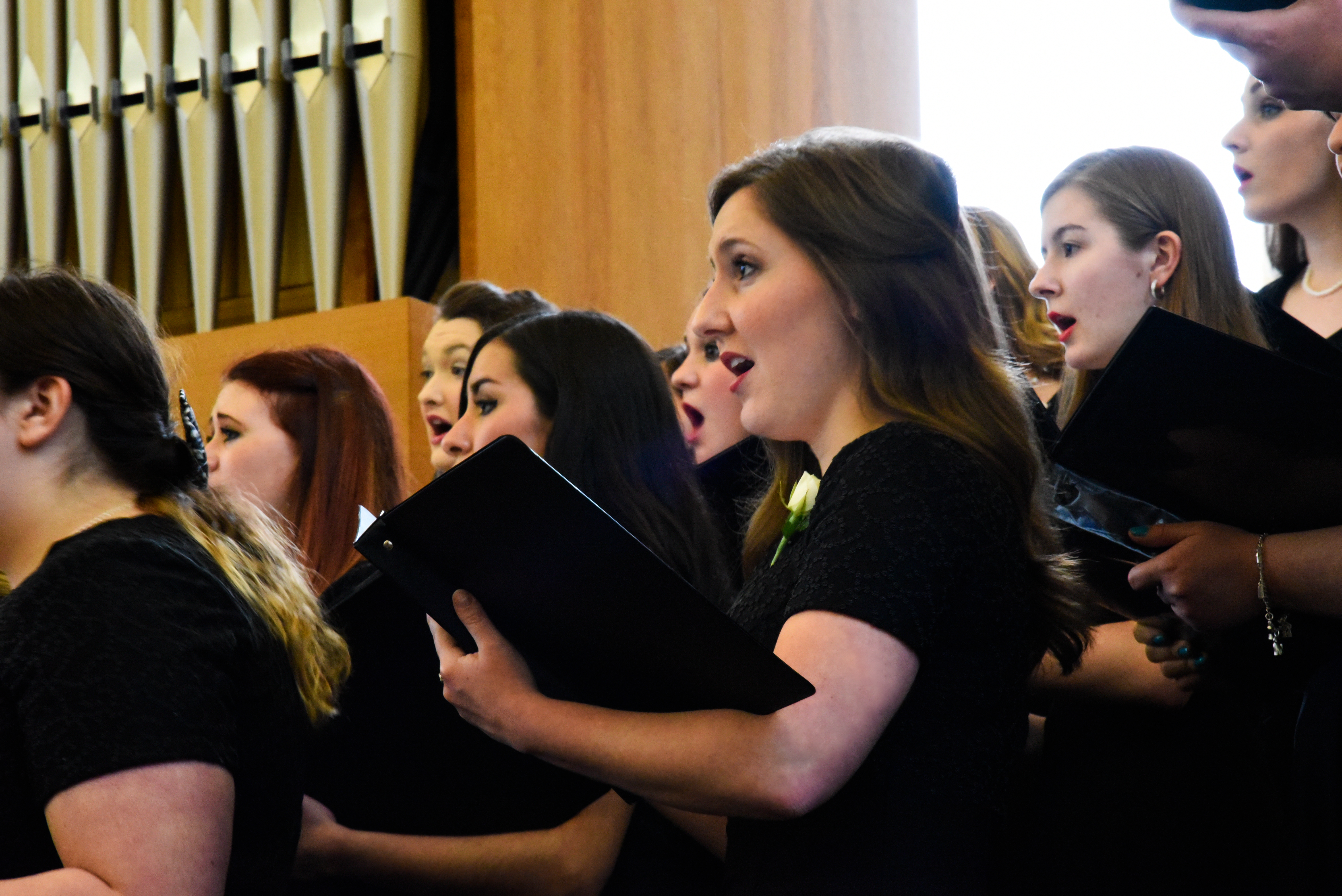 Cantus Femina performing