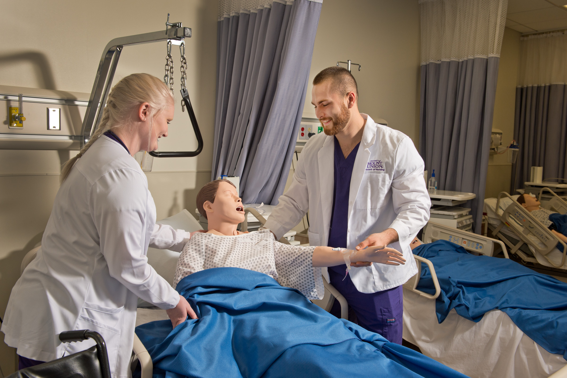 Mount Union nursing students working in a lab.