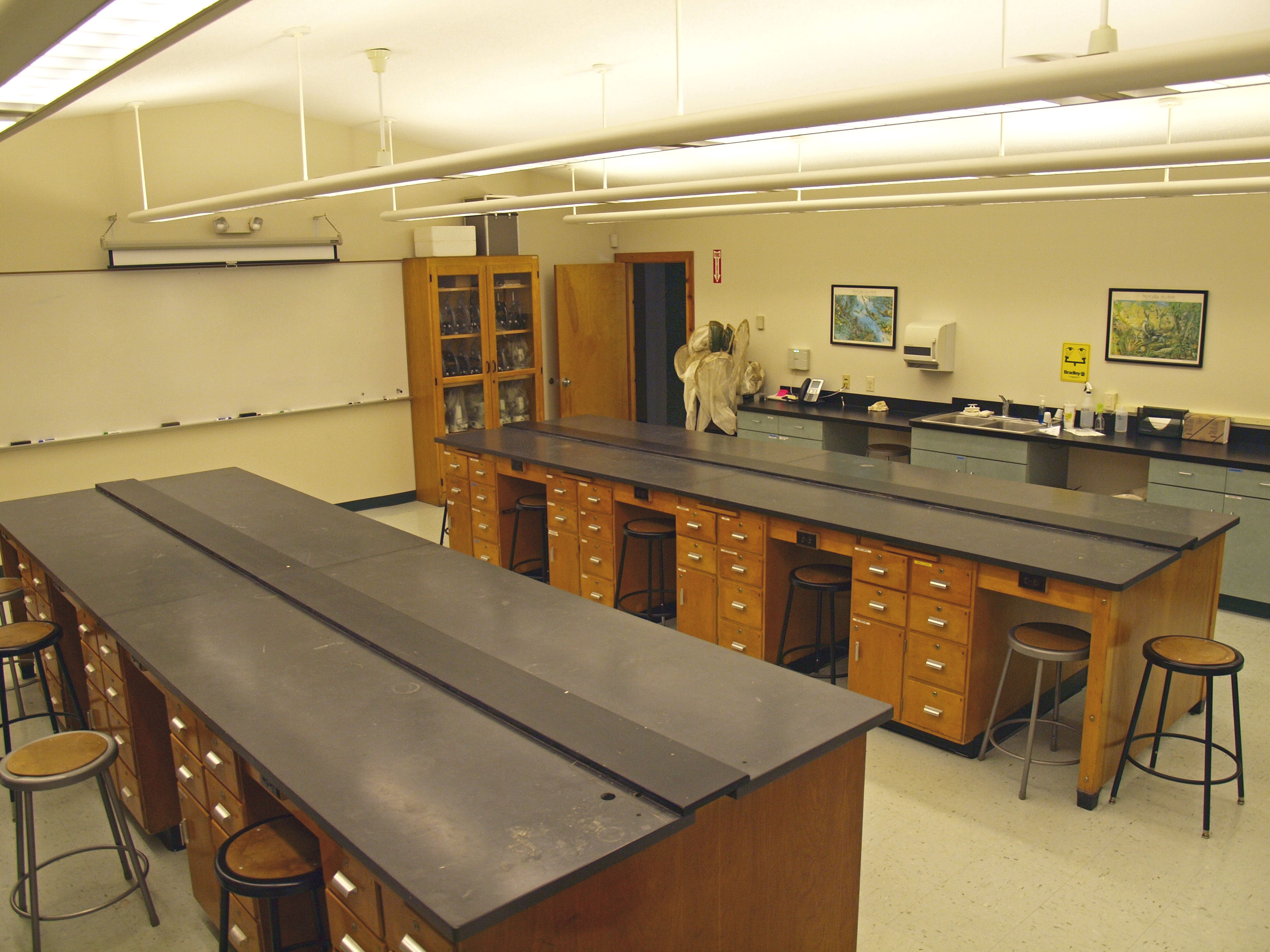 An empty classroom/lab at the Nature Center