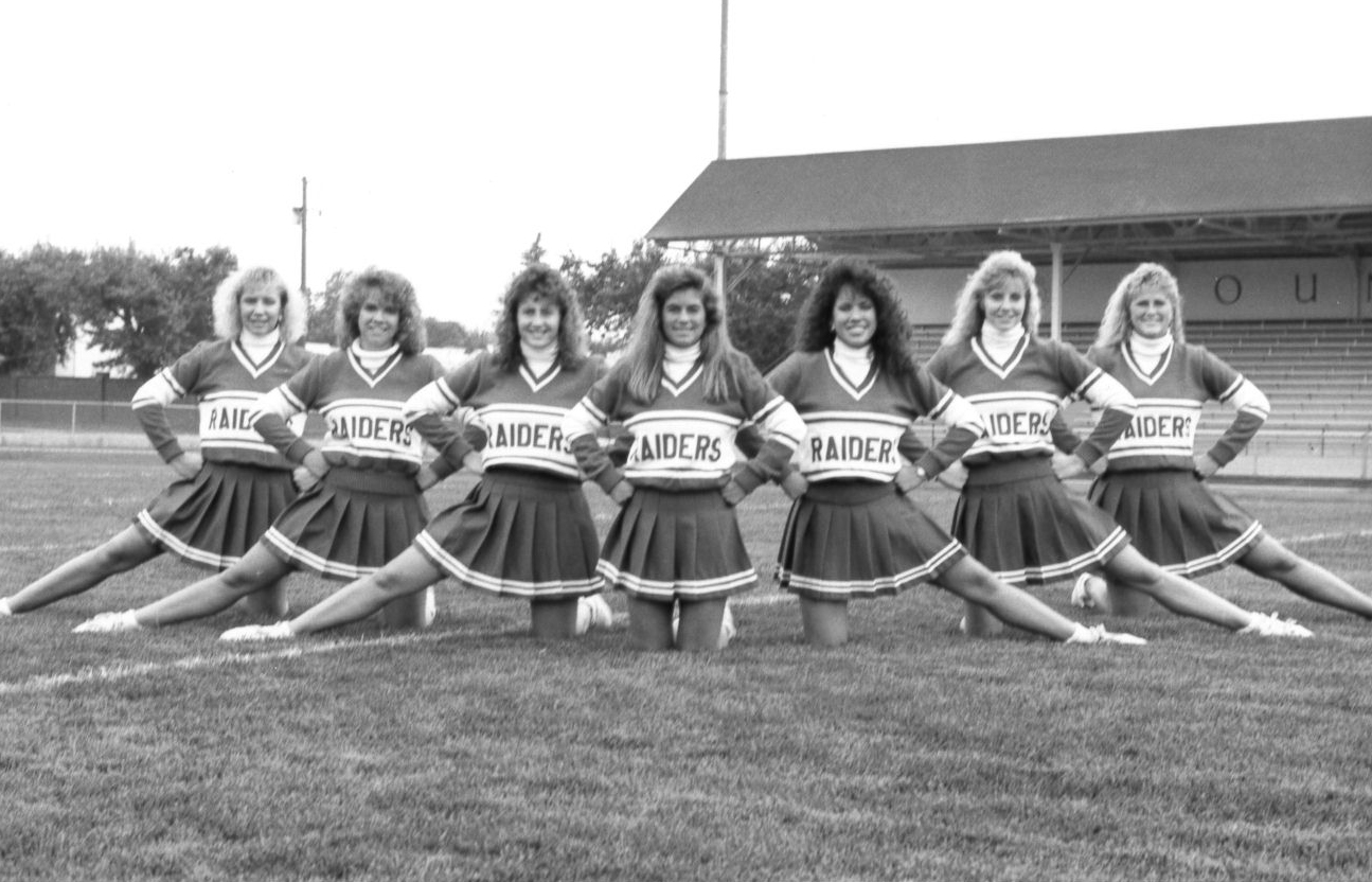 cheerleaders posing