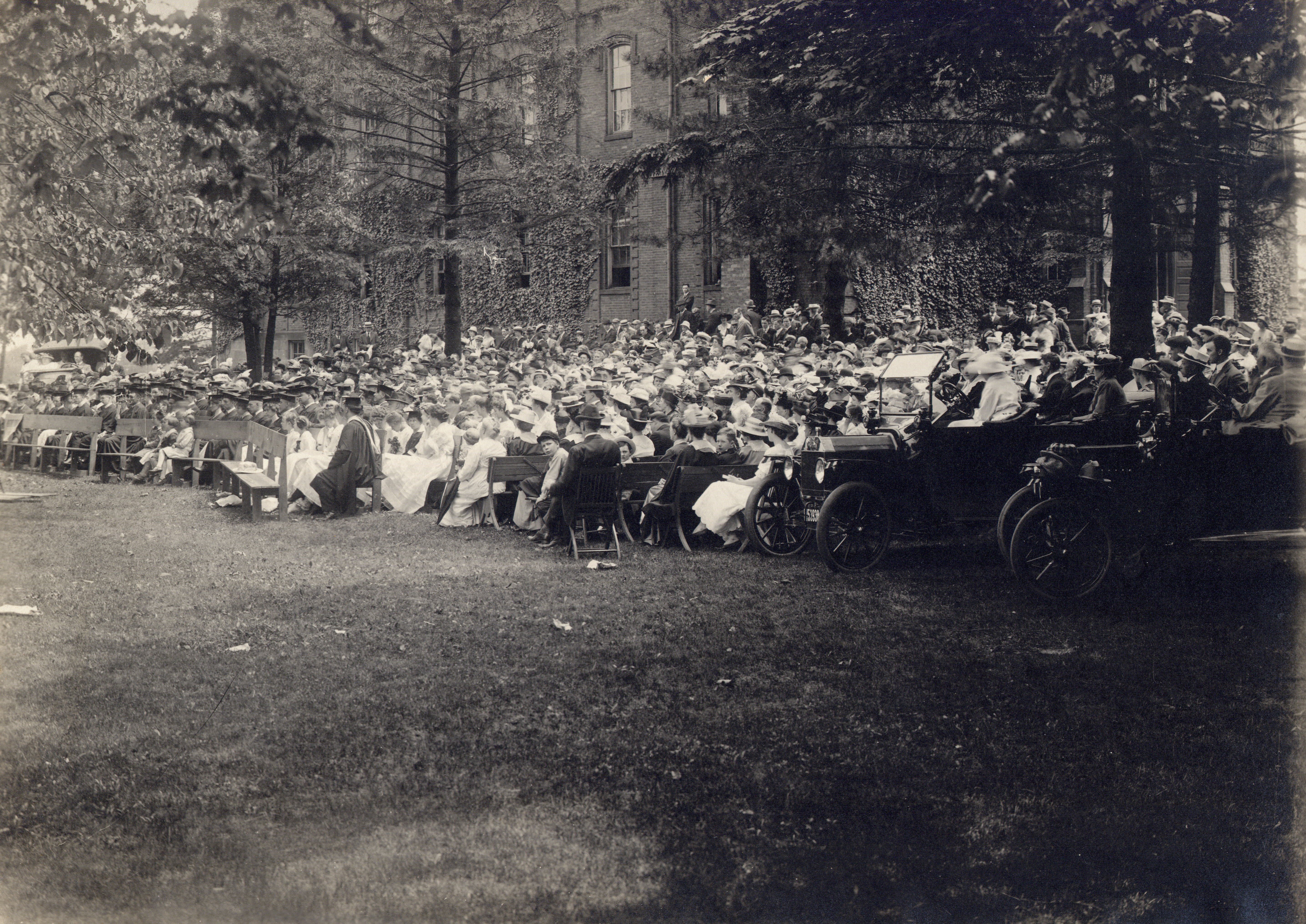 a photo of the 1916 commencement