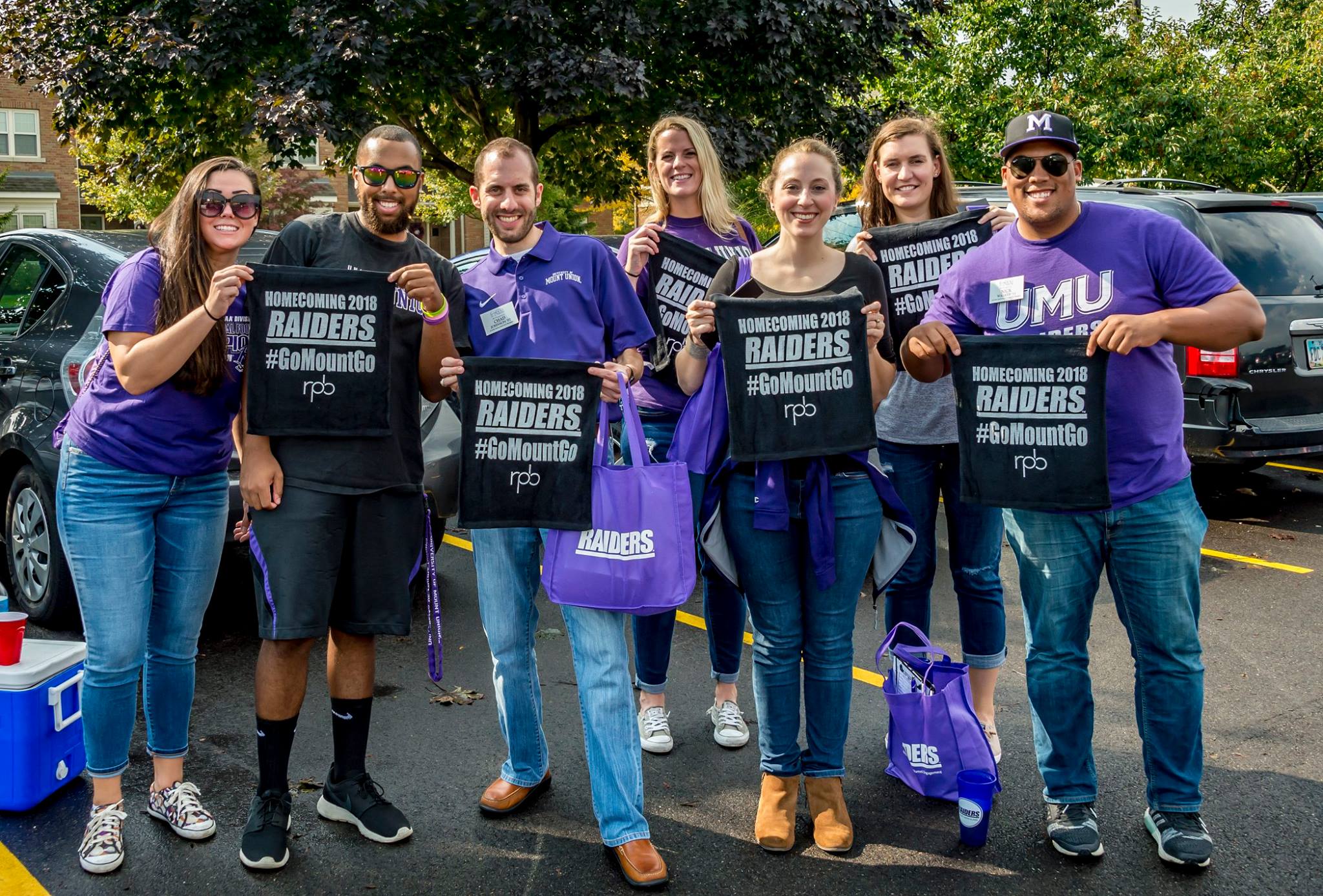 Alumni Association Members Tailgating