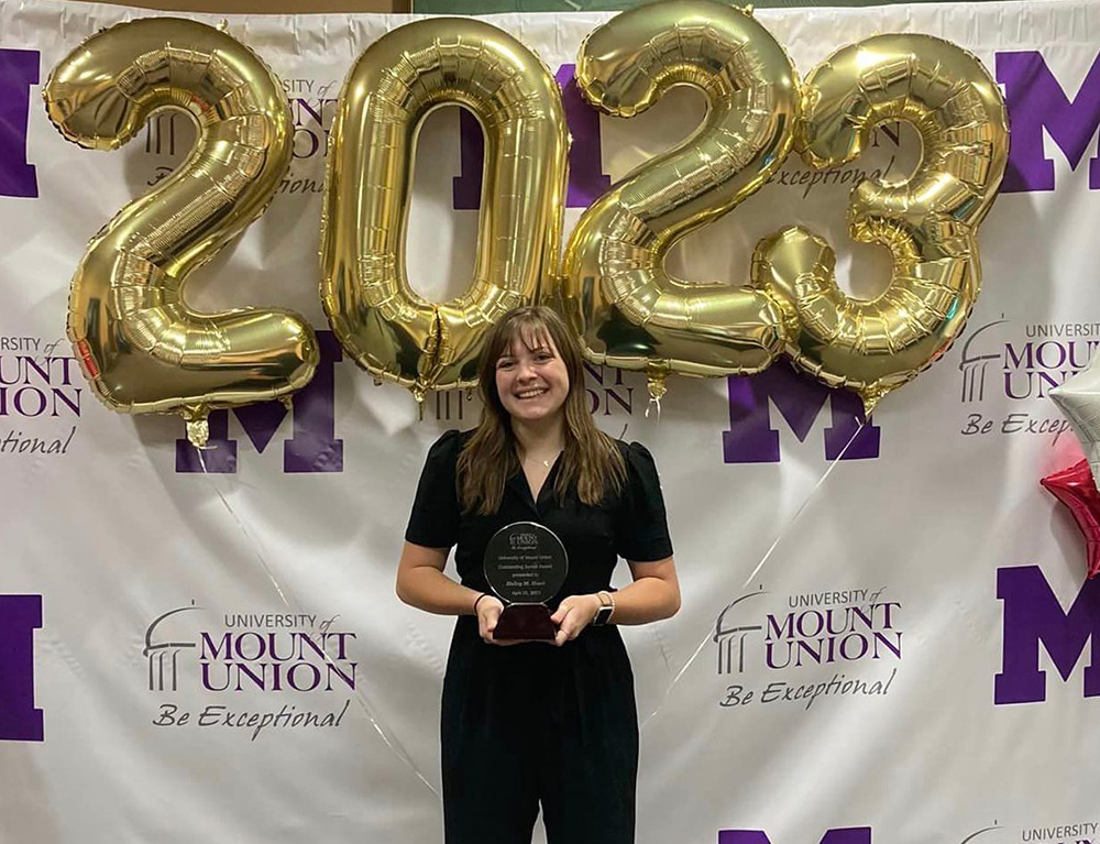 haley hunt photo with award